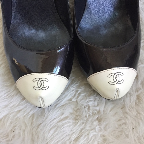 CHANEL CC Black and White Cap-Toe Pumps - Picture 3 of 8